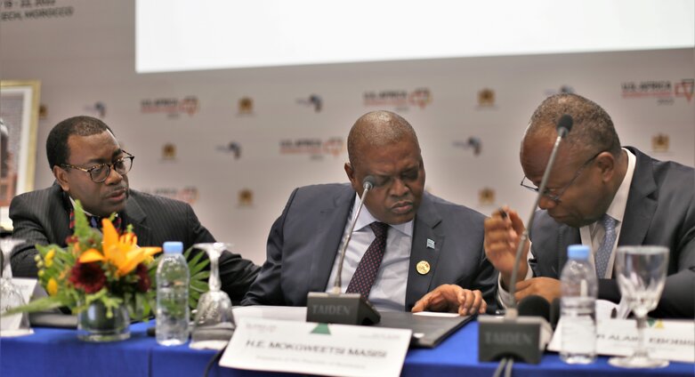 Le Président du Botswana, S.E. Dr. Mokgweetsi Masisi, participe à la table ronde organisée par Africa50 au sommet États-Unis-Afrique