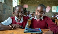 Africa50 soutient le programme de numérisation scolaire de Poa! Internet, apportant un accès internet à des milliers d’élèves au Kenya 