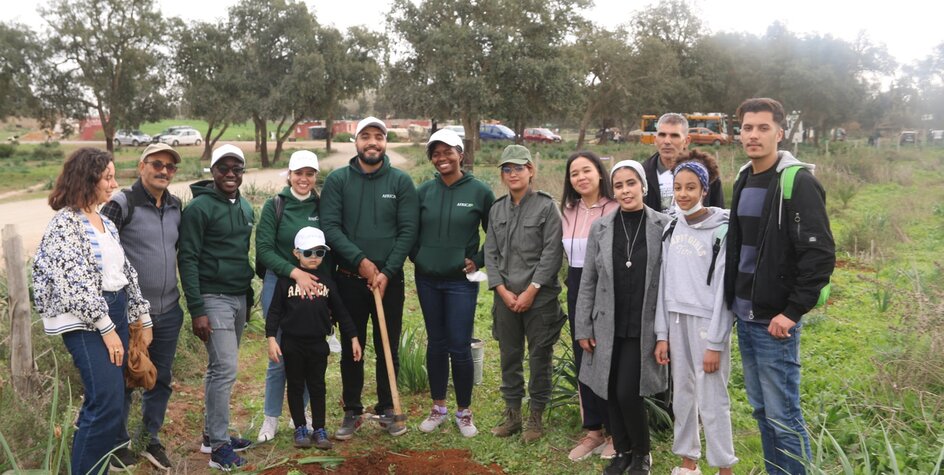 Protéger la planète : le personnel d'Africa50 plante des arbres pour marquer la Semaine verte