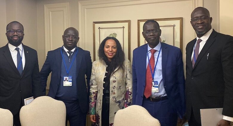 Des responsables de la Banque centrale, et des ministères des Finances et de l'Énergie du Sénégal s'entretiennent avec une délégation d'Africa50 au sujet de projets d'infrastructure